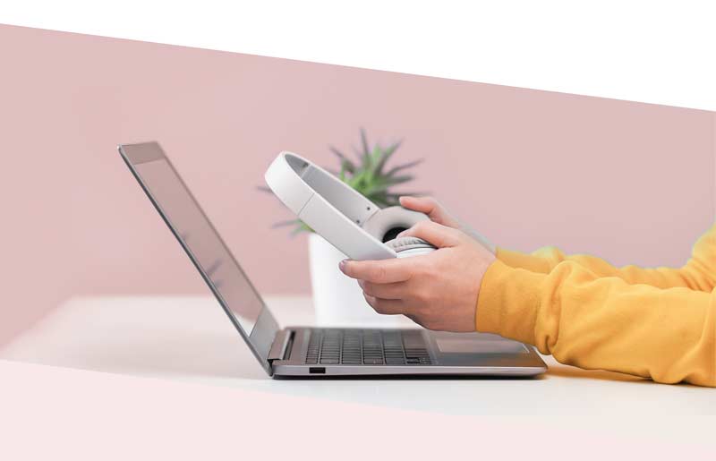 exam-preparation-online-german Deutsch Online lernen mit Laptop und Kopfhörern: flexibler Sprachkurs zuhause