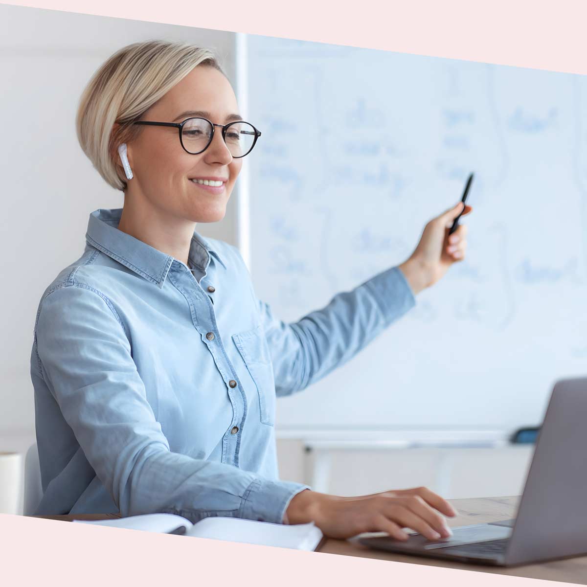 german-teacher-in-online-lesson Deutsch Online starten: Trainerin erklärt im Live-Unterricht per Laptop
