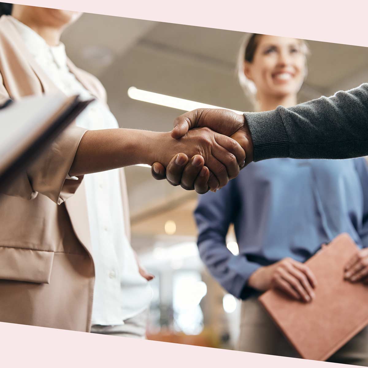 hand-shake-learn-languages Sprachkurse im Sprachenstudio: persönliche Beratung und Start in neue Sprachen